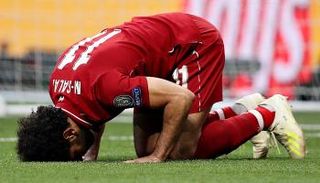 محمد صلاح يسجد لله