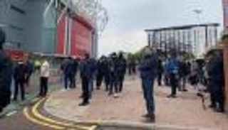 محدث.. أزمة كلاسيكو إنجلترا.. حافلة "وهمية" تخدع جماهير مانشستر يونايتد