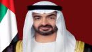 محمد بن زايد يؤدي صلاة عيد الفطر بجامع الشيخ زايد الكبير