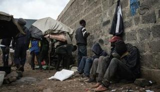 مدمنو هيروين في أحد الأحياء الفقيرة في نيروبي