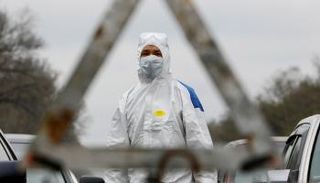 عامل صحي يرتدي ملابس واقية في بريطانيا (أرشيفية)