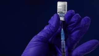 نحو 68.2% من السكان البالغين في بريطانيا حصلوا على لقاح كورونا