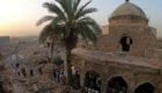 صور.. العراقيون يصلون العيد بأقدم مسجد في الموصل