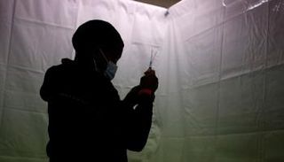 تباطؤ الحصول على تلقيح كورونا يهدد بتفاقم الجائحة في المجتمع