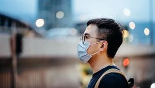 شاب يرتدي كمامة للوقاية من فيروس كورونا (أرشيفية)