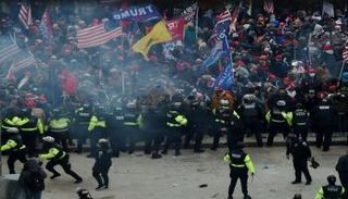 مصادمات بين الشرطة الأمريكية ومتظاهرين قبل اقتحام الكابيتول