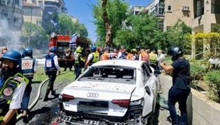 آثار قصف من غزة على مدن المركز في إسرائيل