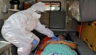 سيدة مصابة بكورونا تخضع للتنفس الصناعي في الهند