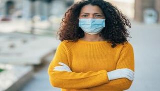 سيدة ترتدي كمامة للوقاية من عدوى كورونا - أرشيفية