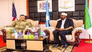 ستيفن تاوسند خلال لقائه رئيس ولاية جوبالاند