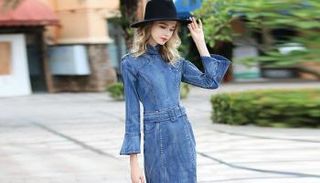 سيدة ترتدي الفستان الجينز - أرشيفية