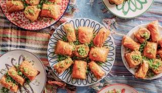 مجموعة من حلوى العيد في الأطباق