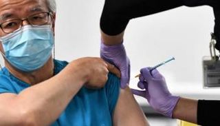 رجل تتلقى تطعيم كورونا - أرشيفية