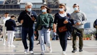 أشخاص يرتدون كمامات للوقاية من كورونا بفرنسا- أرشيفية