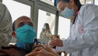 رجل يتلقى لقاح كورونا في تونس