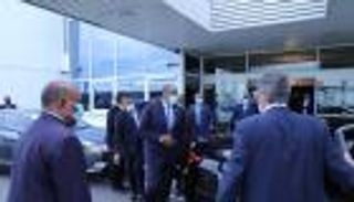 مؤتمر باريس لدعم السودان.. البرهان وحمدوك يصلان فرنسا 