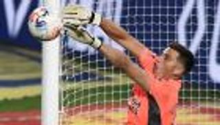 هجمة كورونا تحبط تألق "الحارس الخامس" في السوبر كلاسيكو