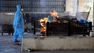 عامل يحرق جثة شخص مات بسبب مرض كورونا في مومباي