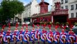 صور.. عرض مبهر لراقصات "مولان روج" لإعلان توديع إغلاق كورونا