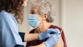 عجوز تتلقى لقاح كورونا