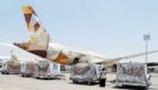 الإمارات ترسل 48 طنا من المواد الغذائية إلى إندونيسيا