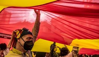 متظاهر مؤيد للاستقلال عن إسبانيا يرفع العلم الكتالوني