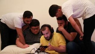 شبان أكراد عراقيون منهمكون بلعبة 