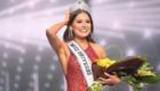 صور.. المكسيكية أندريا ميزا ملكة لجمال الكون