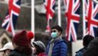 بريطانيا تتنسم هواء التحرر من كورونا.. وممثلة: سأعانق الجميع بالشوارع