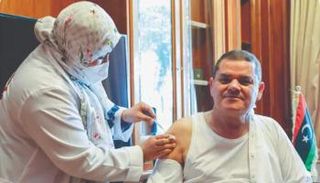 رئيس الحكومة الليبية عبدالحميد الدبيبة يتلقى الجرعة الثانية من لقاح كورونا