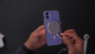 جهاز منظم ضربات القلب بجوار هاتف محمول