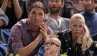 بينهم إبراهيموفيتش وراموس.. 6 نجوم كرة يصغرون زوجاتهم