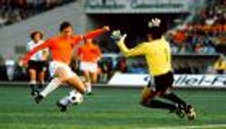 من بانينكا إلى رونالدينيو.. 5 حركات مهارية اخترعها نجوم الكرة