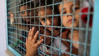 أطفال فلسطينيون نزحوا إلى مدرسة تديرها الأمم المتحدة