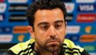 4 أسباب تحسم موقف تشافي من تدريب برشلونة