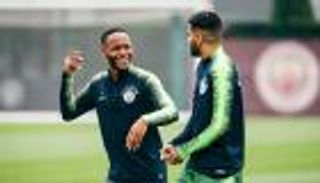 بعد 6 سنوات.. محرز يهدد مستقبل سترلينج مع مانشستر سيتي