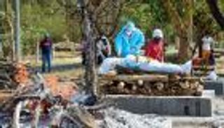 قبل حرق جثتها بلحظات.. ضحية كورونا تستفيق من "الموت"