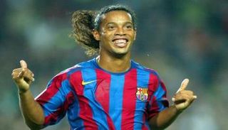 رونالدينيو نجم برشلونة ومنتخب البرازيل الأسبق