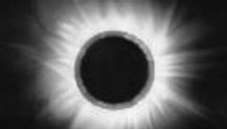 مذنب توفيق وعاصفة شمسية عظيمة.. ذكريات مايو الفلكية