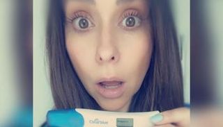 الممثلة جينيفر لوف هيويت أثناء إعلانها حملها على أنستقرام