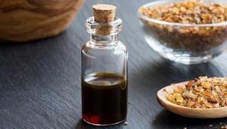 تخلصي من حب الشباب والهالات السوداء بزيت المر