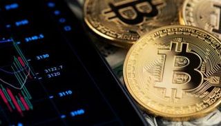 بيتكوين أم الأسهم أم لا شيء.. أيها مناسب لمحفظة المستثمر؟