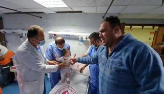 رضيع فلسطيني مصاب جراء القصف الإسرائيلي