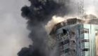 غارات إسرائيل.. الظلام يكسو غزة وانقطاع الإنترنت يعزلها