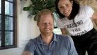 صحيفة بريطانية: تأييد شعبي لنزع الألقاب الملكية عن هاري وميجان