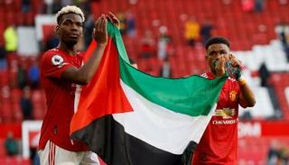 بول بوجبا وديالو يرفعان علم فلسطين