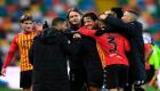 عقوبة الهبوط.. نادٍ إيطالي يعذب لاعبيه ومدربه برحلة شاقة