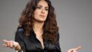 لعنة كورونا تصيب سلمى حايك: أفضل الموت في منزلي