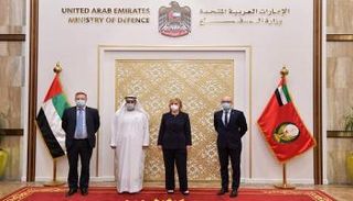 وكيل وزارة الدفاع الإماراتية مع رئيسة الوفد الفرنسي- وام 
