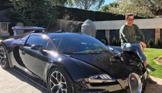 كريستيانو رونالدو مع إحدى سياراته